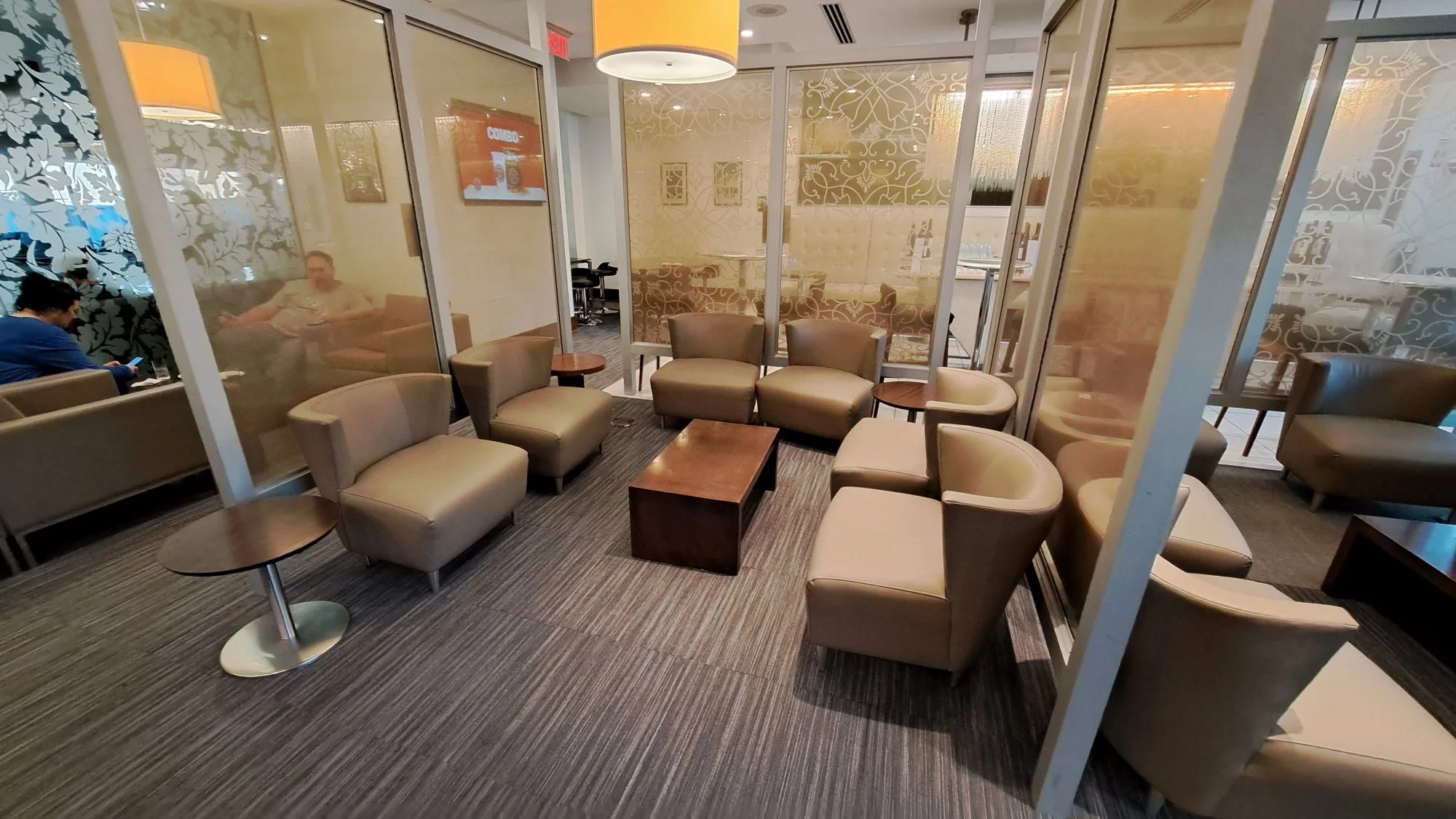 Gästezimmer mit Sesseln und Couchtisch im Flughafenterminal