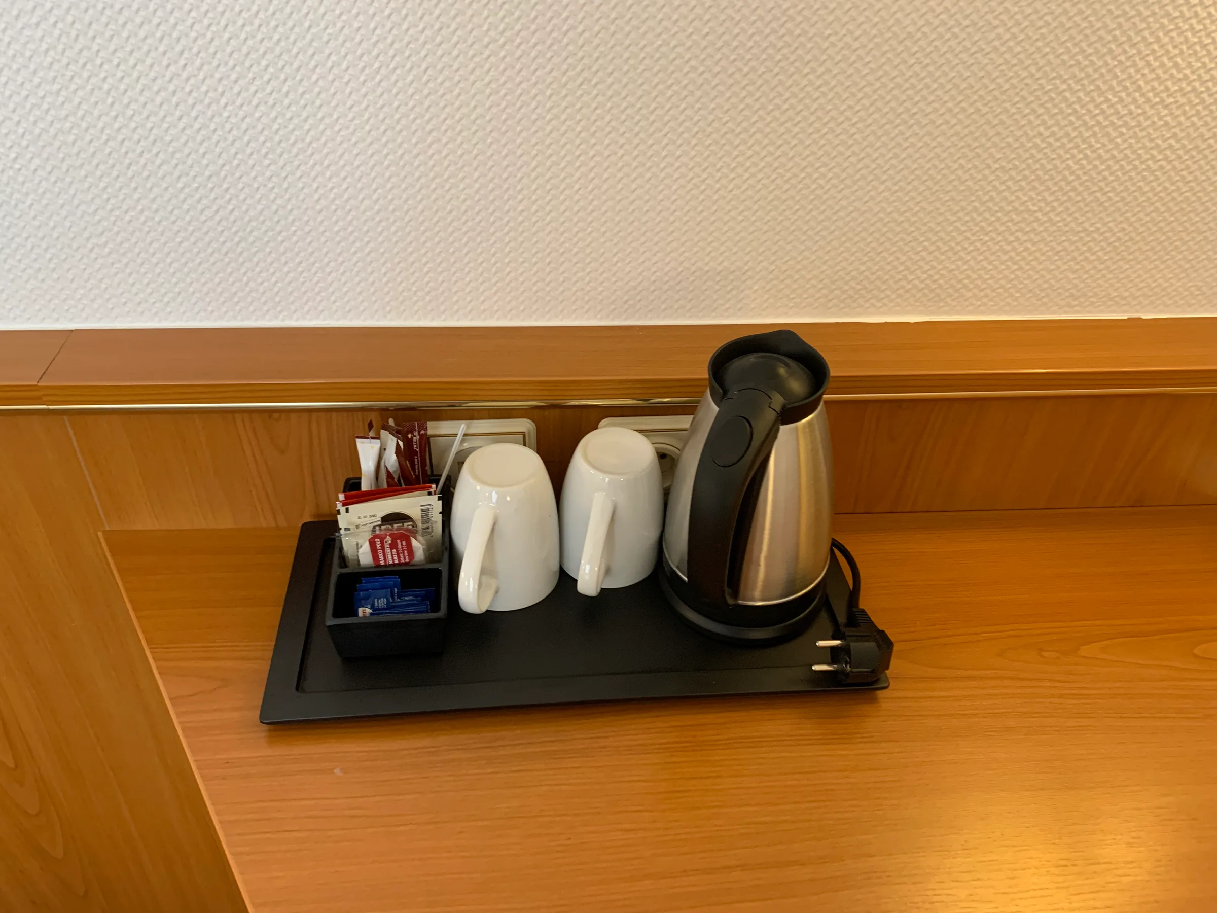 Hotelzimmerecke mit Kaffeemaschine und Tassen