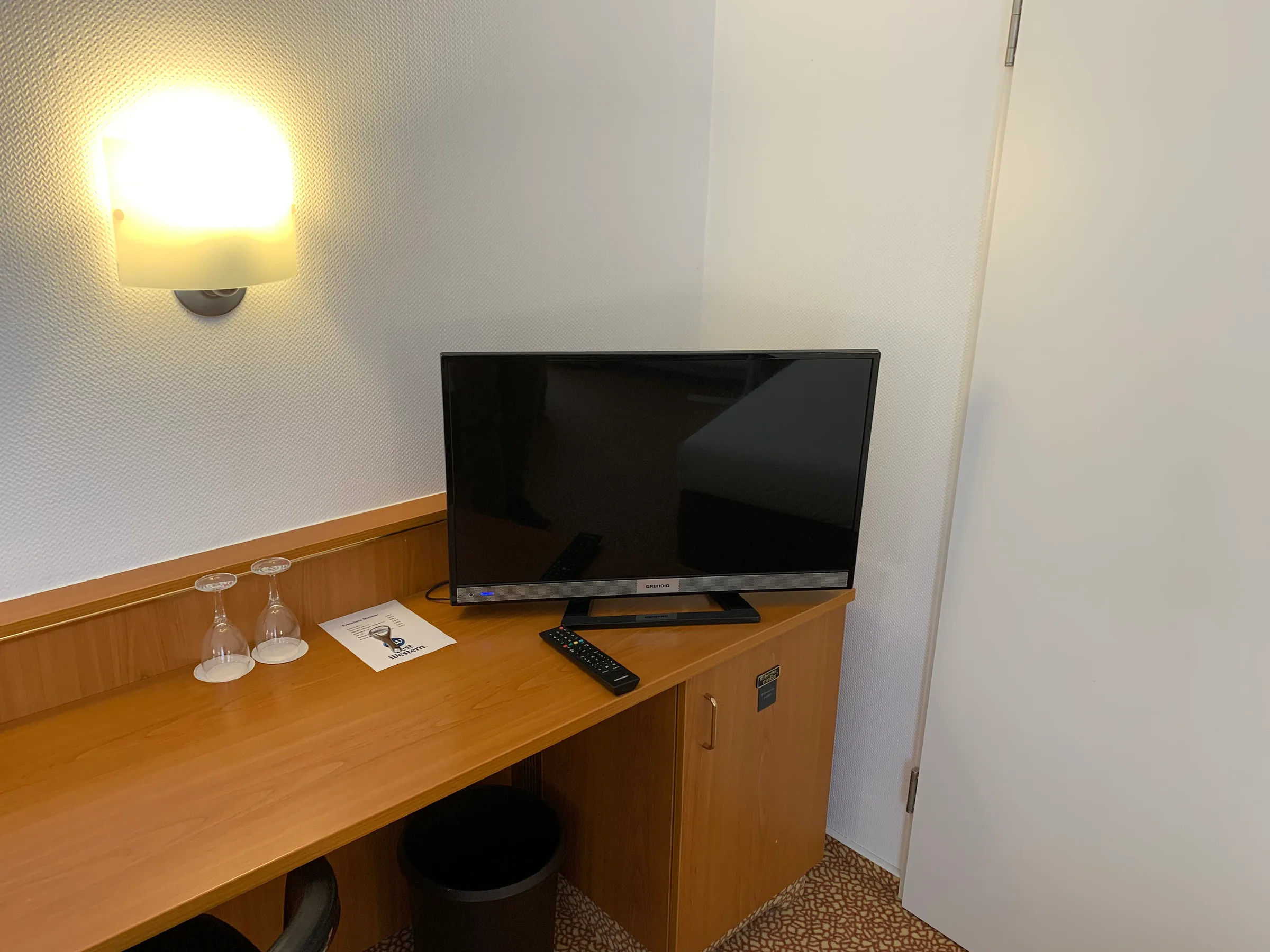 Hotelzimmer mit Flachbildfernseher und Fernbedienung