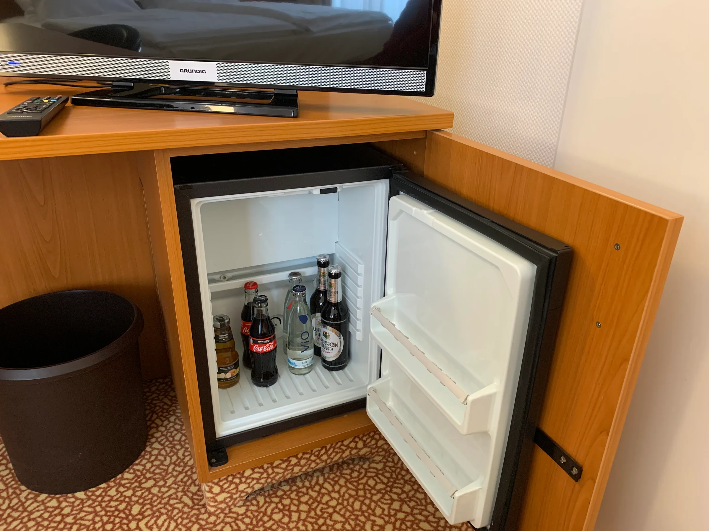 Hotelkühlschrank mit Getränken im Zimmer