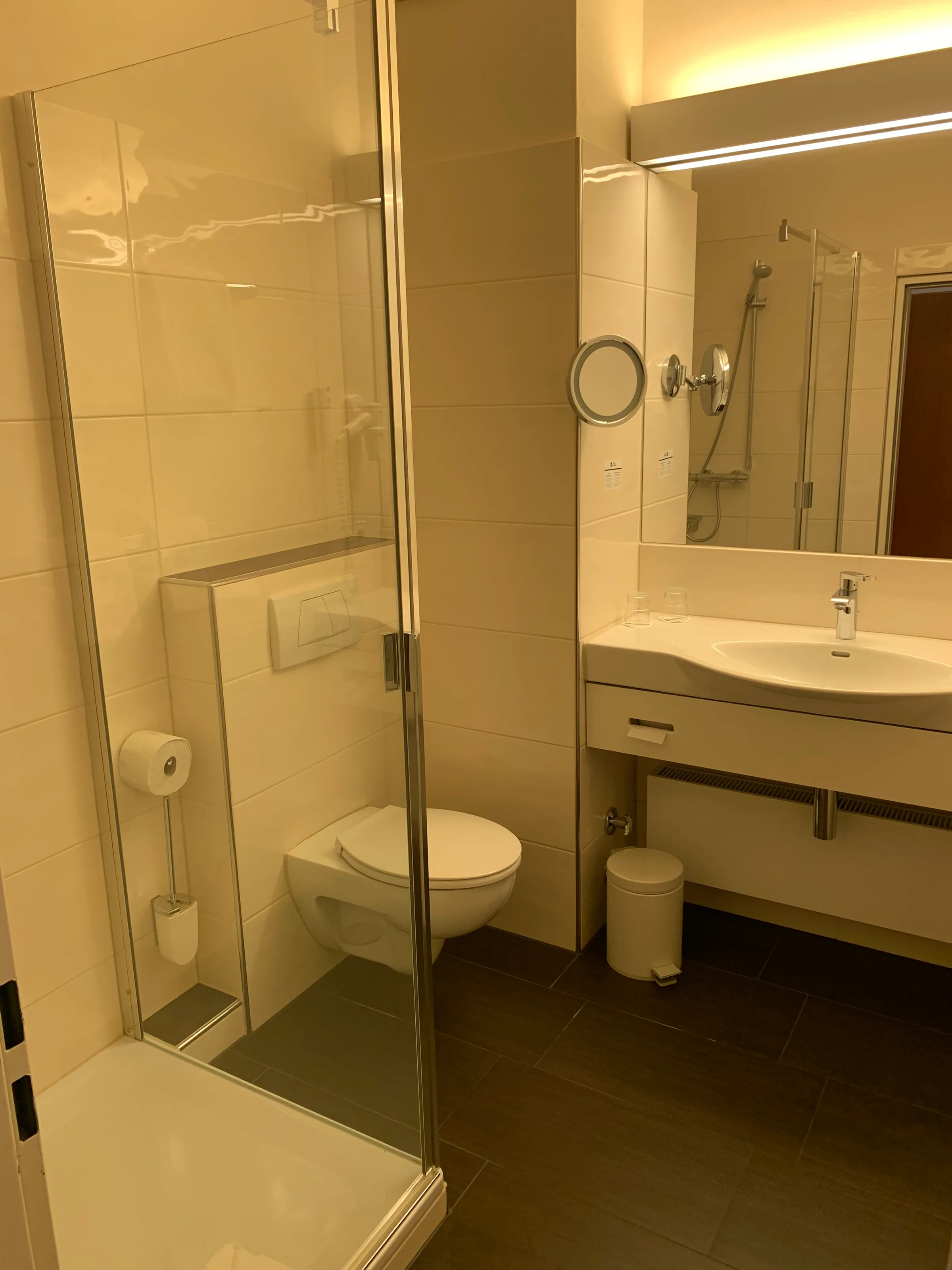 Moderatesize Hotelbad mit Dusche, Toilette und Waschbecken