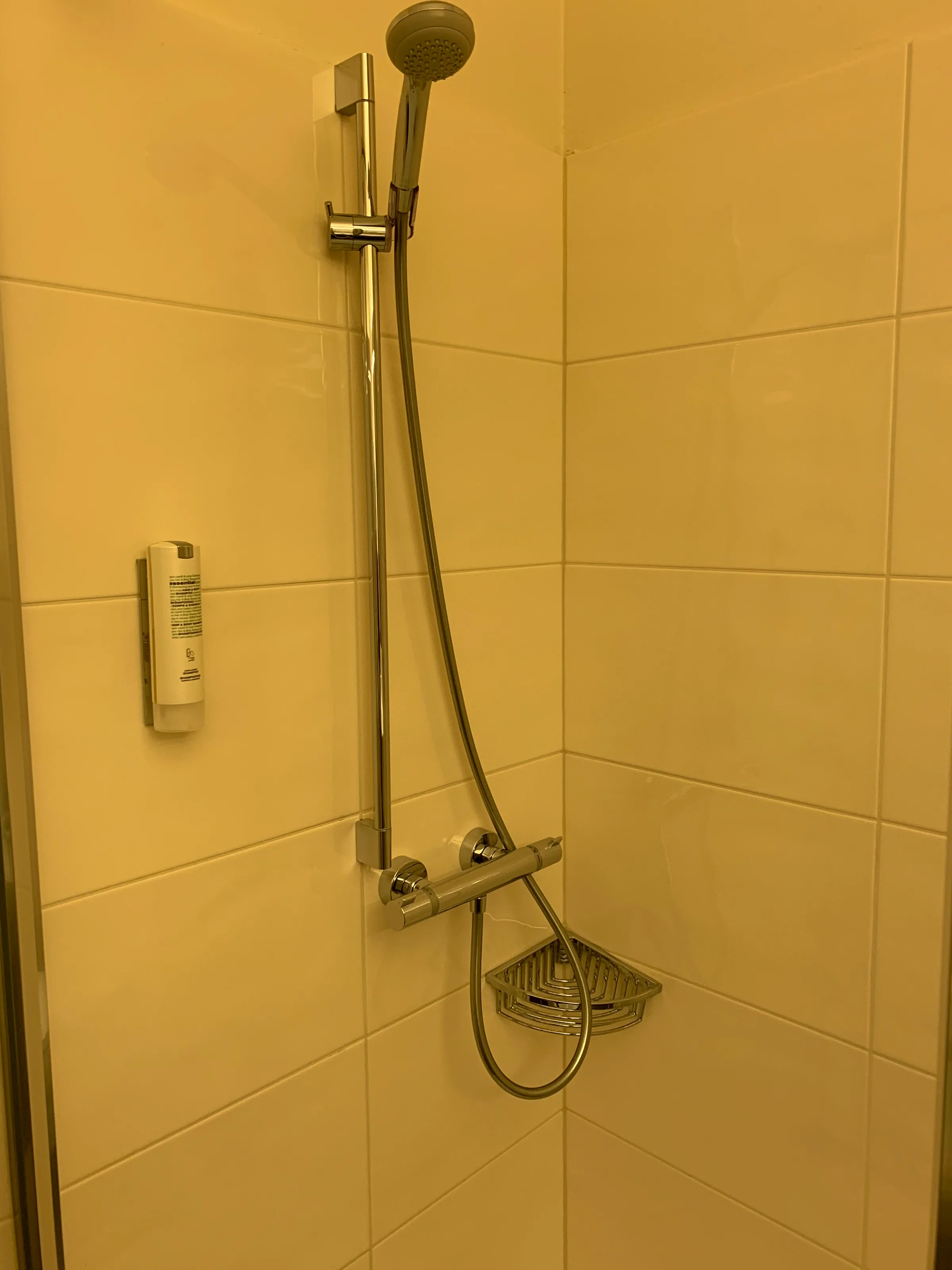 Duscharmaturen und Regendusche an der Wand