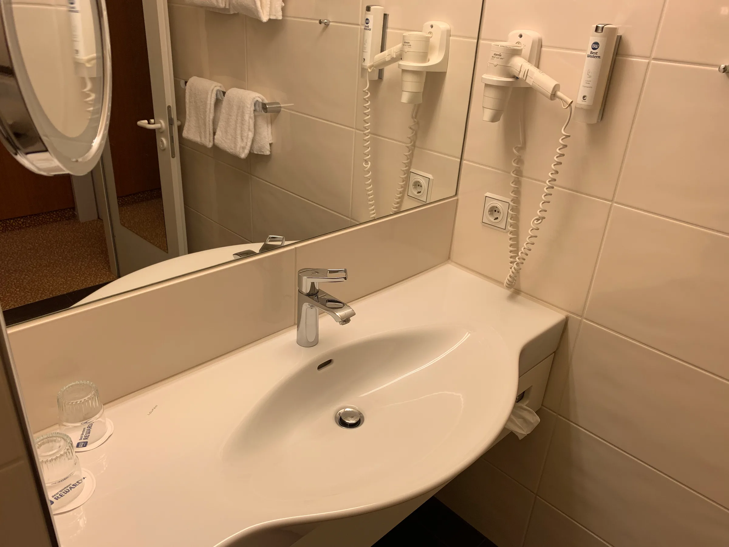 Hotelwaschbecken mit Spiegel und Handtuchhalter