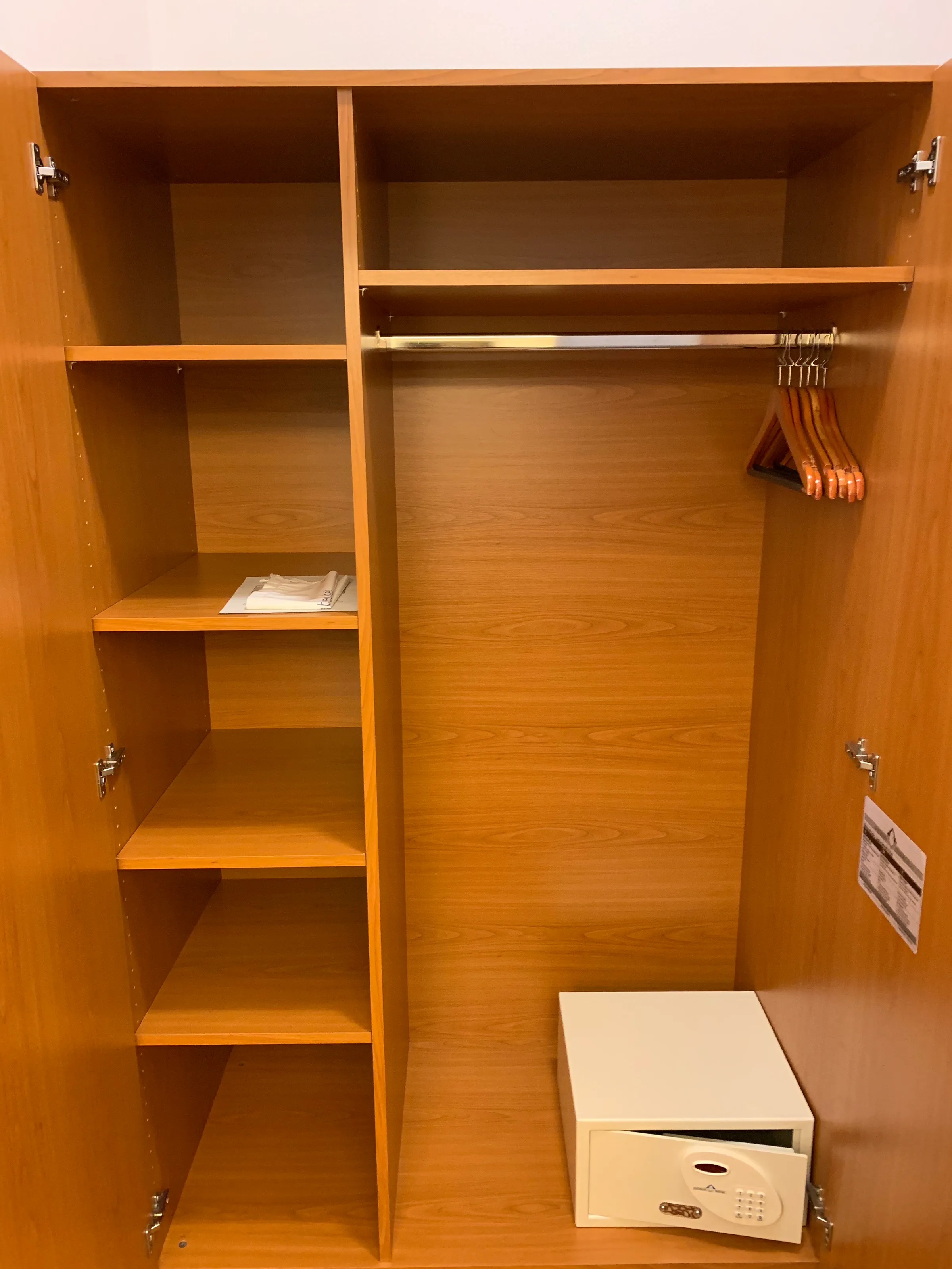 Hotelgarderobe mit Regal und Kleiderbügeln