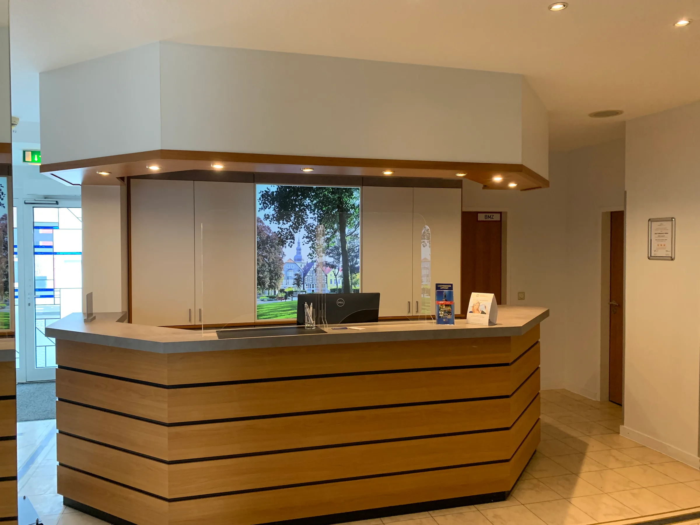 Rezeption eines Hotels mit modernem Design und Blick auf Parklandschaft