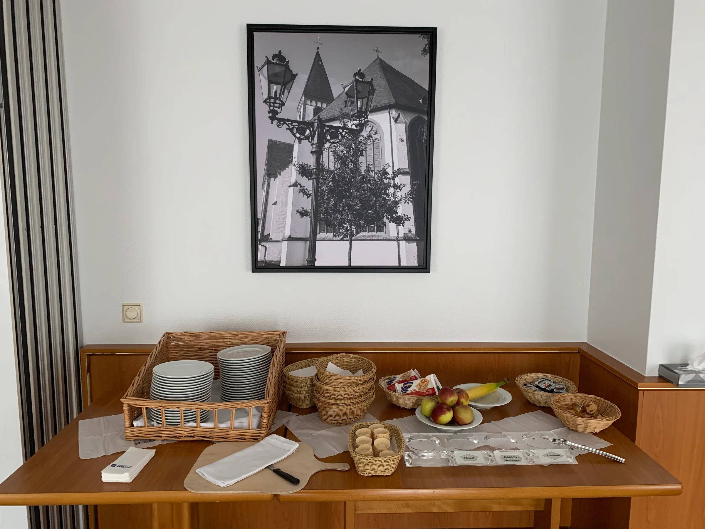Hotellobby mit Servierutensilien und Bild an der Wand