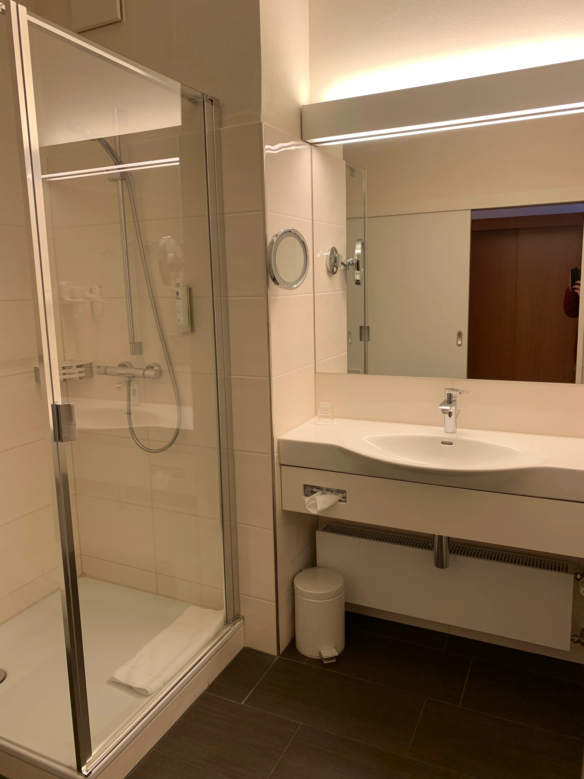 Moderateschönes Badezimmer mit Dusche und Waschbecken
