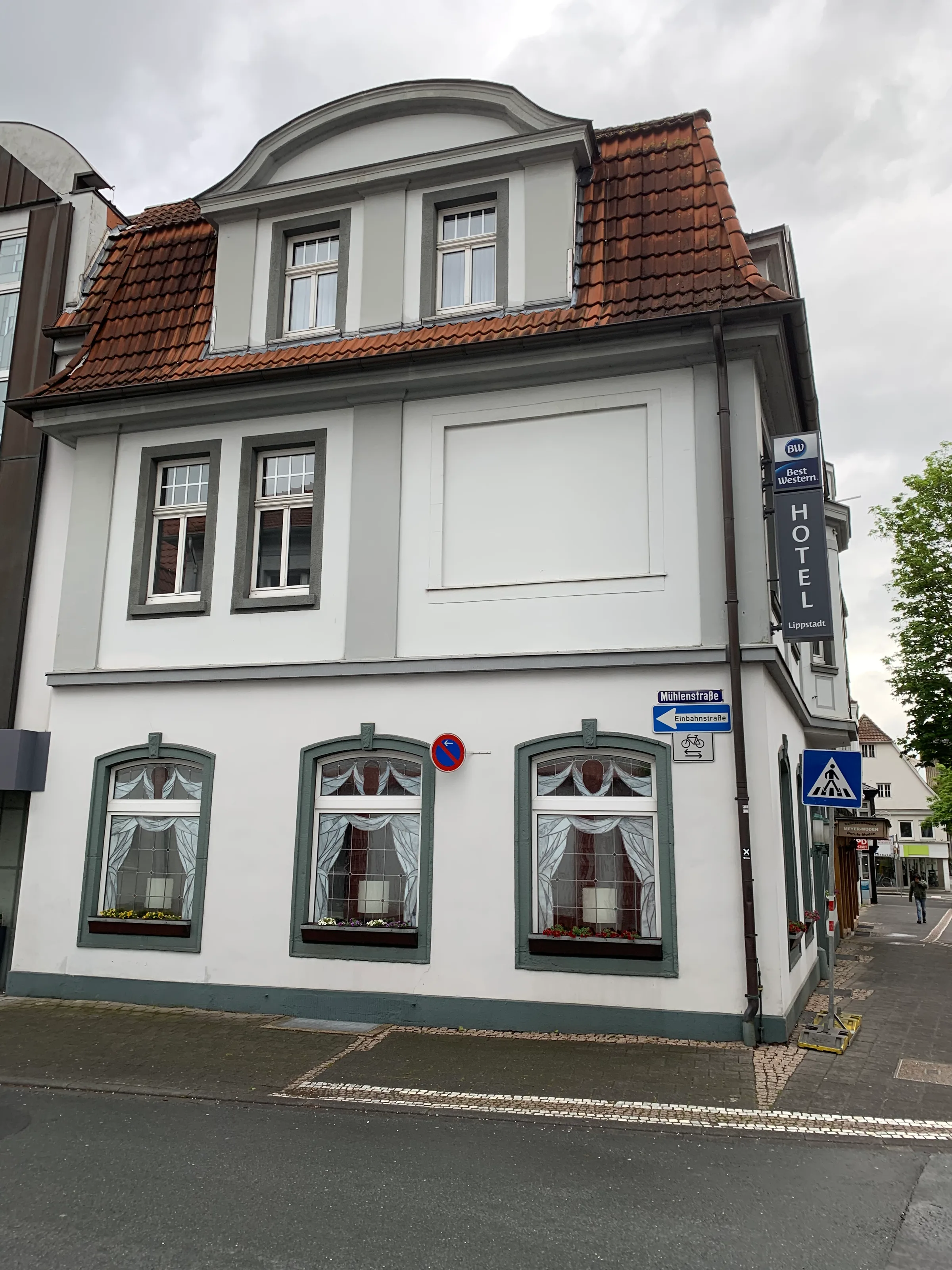 Hotelgebäude mit Dachgeschossfenster und Schild für Best Western