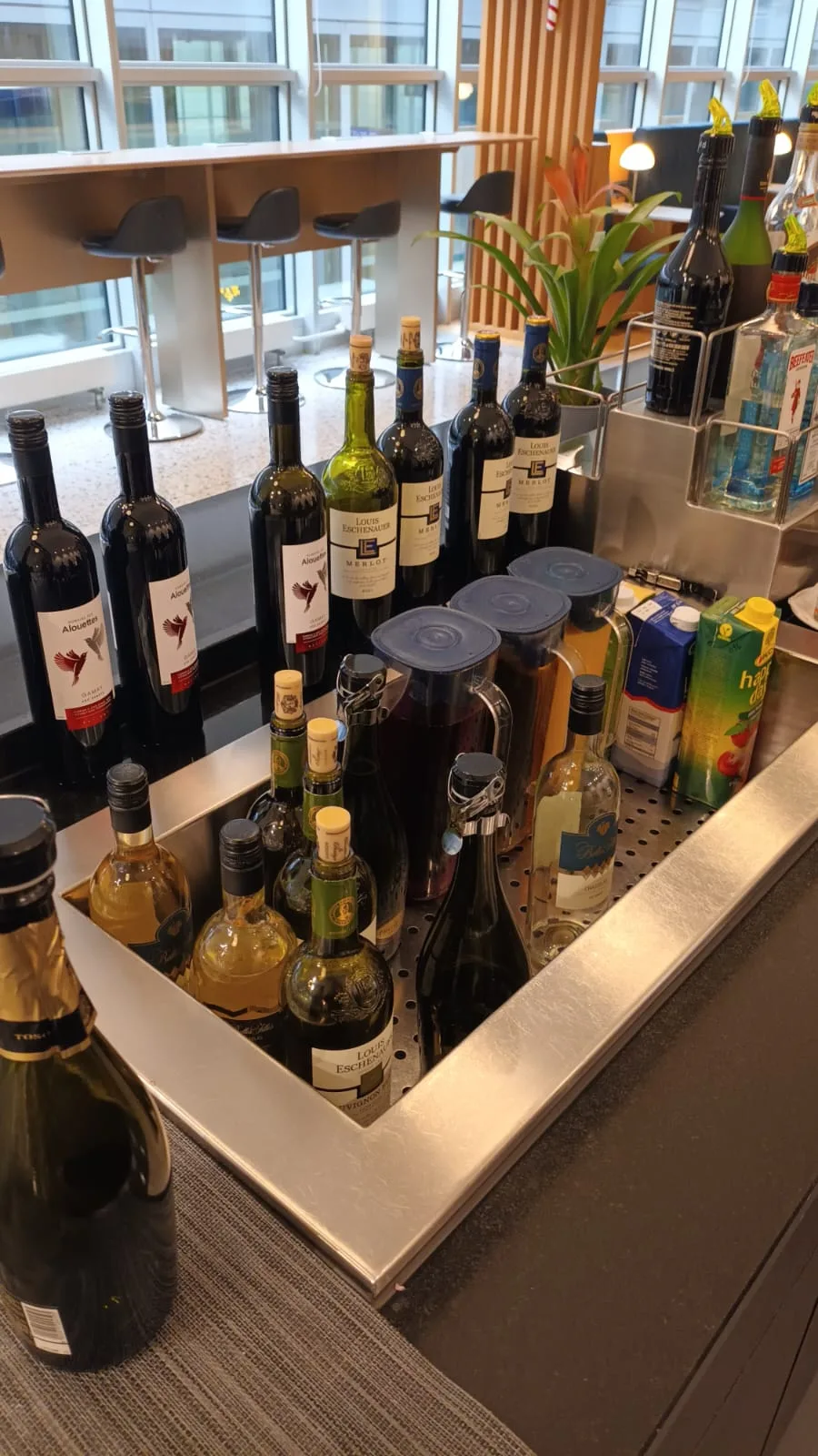 Lounge-Bar mit verschiedenen Flaschen und Getränken