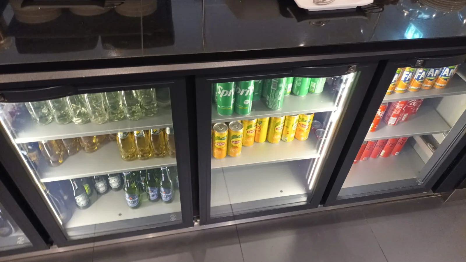 Getränkekühlschrank mit verschiedenen Getränken wie Bier, Limonaden und Cola