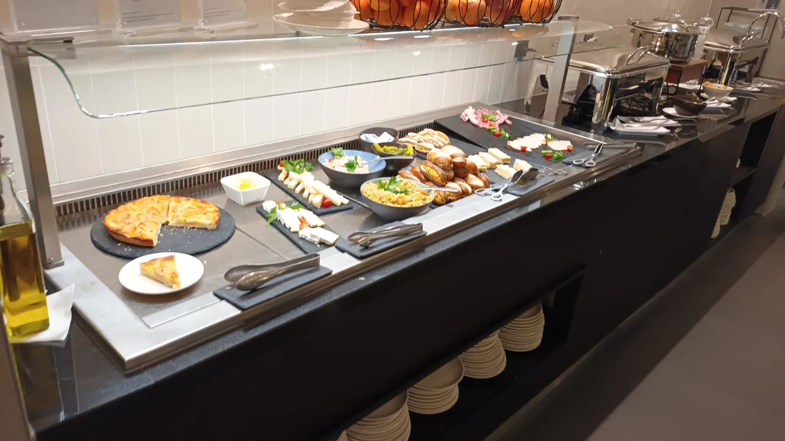 Buffet mit verschiedenen Speisen und Käseplatten