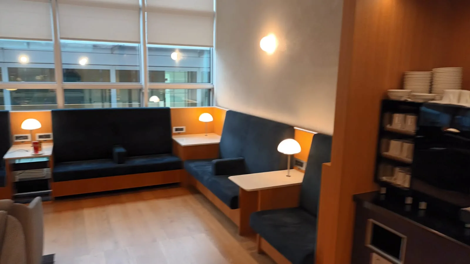 Lounge mit Sitzgelegenheiten und Tischen