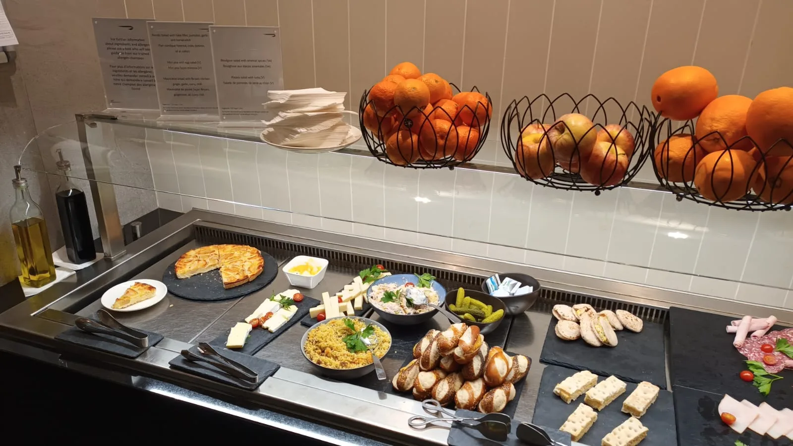 Buffet mit Obst und verschiedenen Snacks
