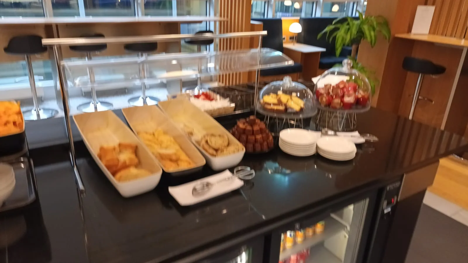 Buffet mit verschiedenen Snacks und Gebäck auf einem schwarzen Tisch