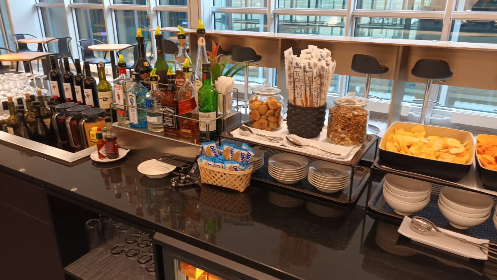 Bar im Flughafenlounge mit Getränken und Snacks