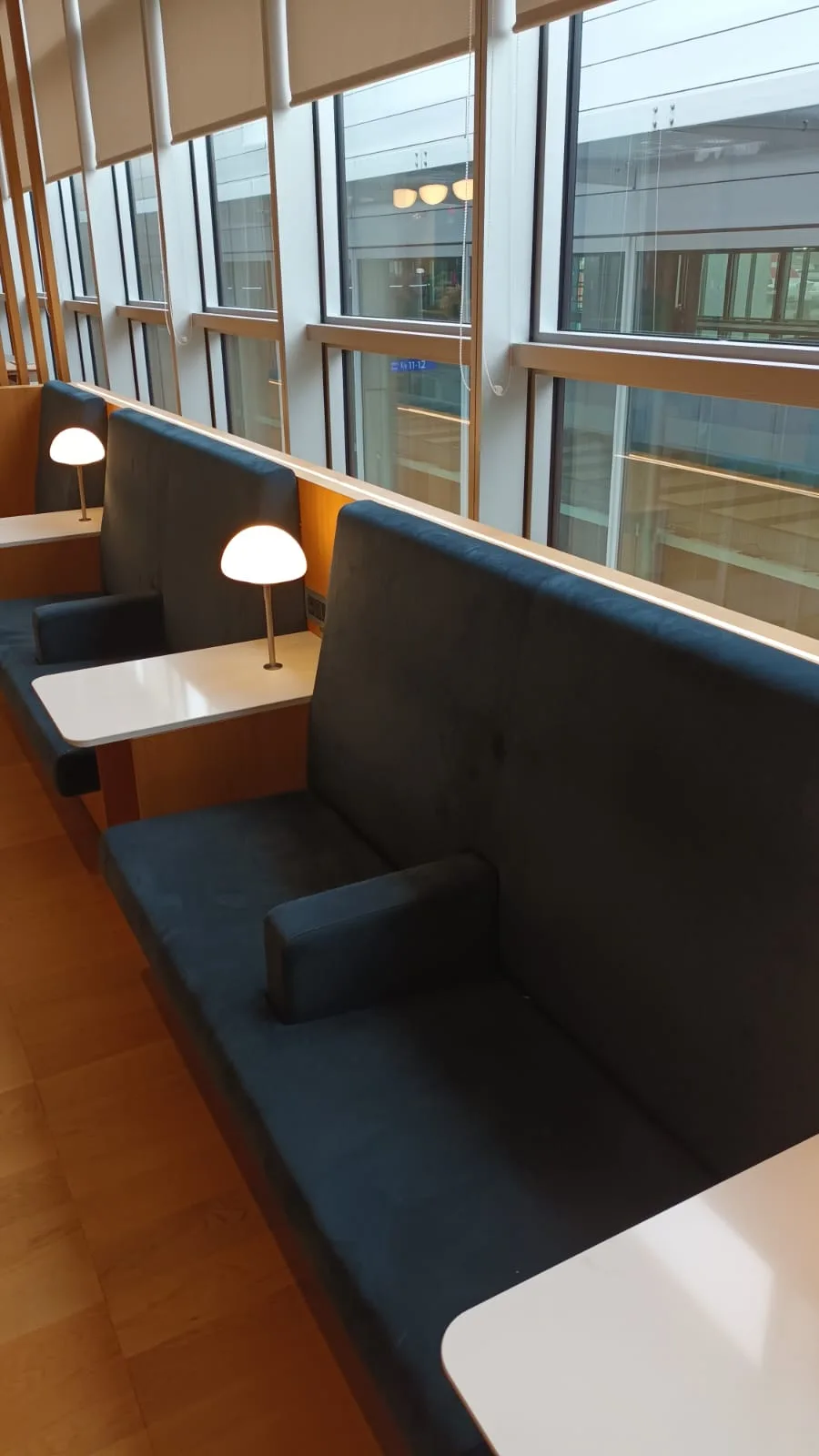 Lounge mit Sitzbanken und Tischen in modernem Design