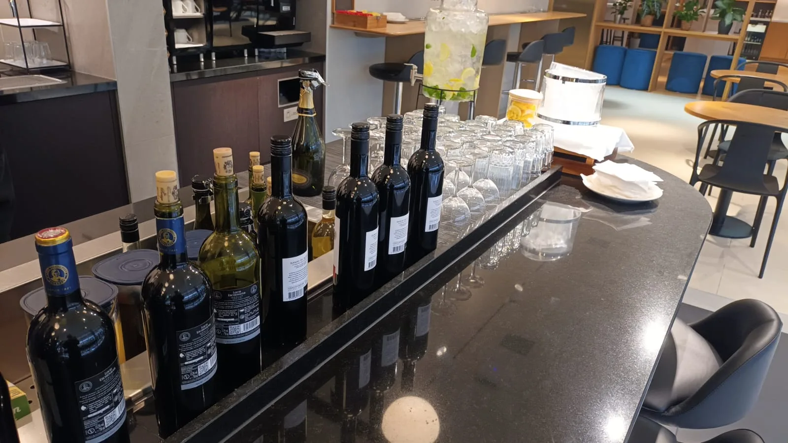 Bar mit Flaschen und Gläsern im Flughafenlounge