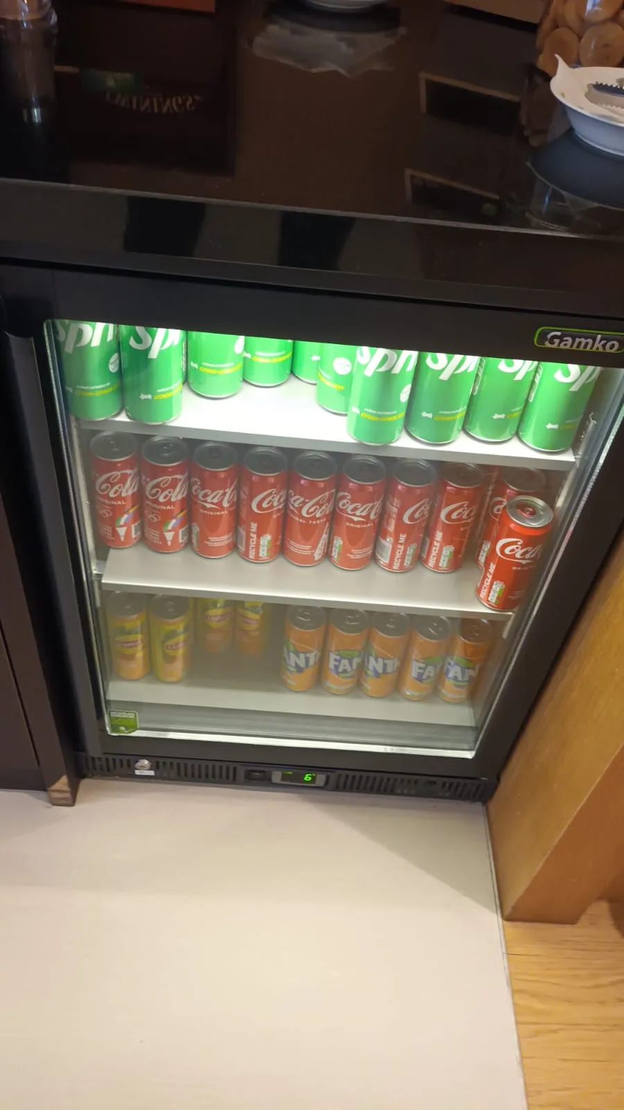 Kühlschrank mit Getränken im British Airways Lounge in Genf