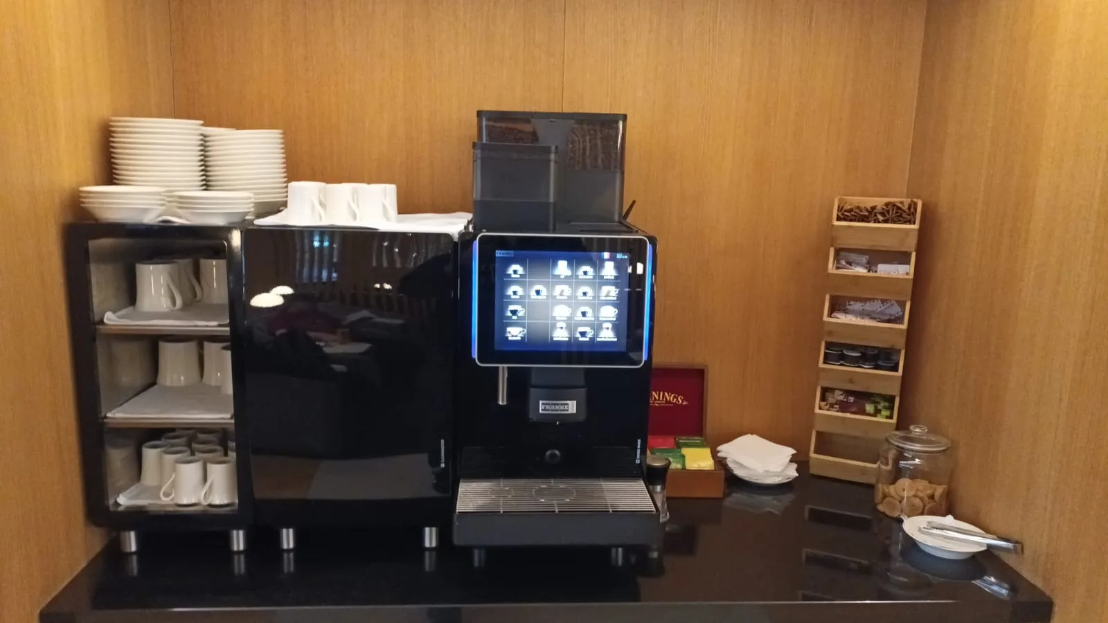 Automatische Kaffeemaschine mit Touchscreen in einem Flughafen-Lounge