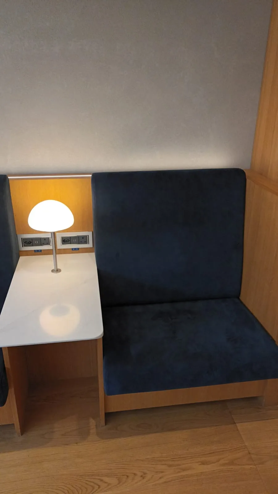 Einzelplatz im Flughafenlounge mit Tisch und Lampe