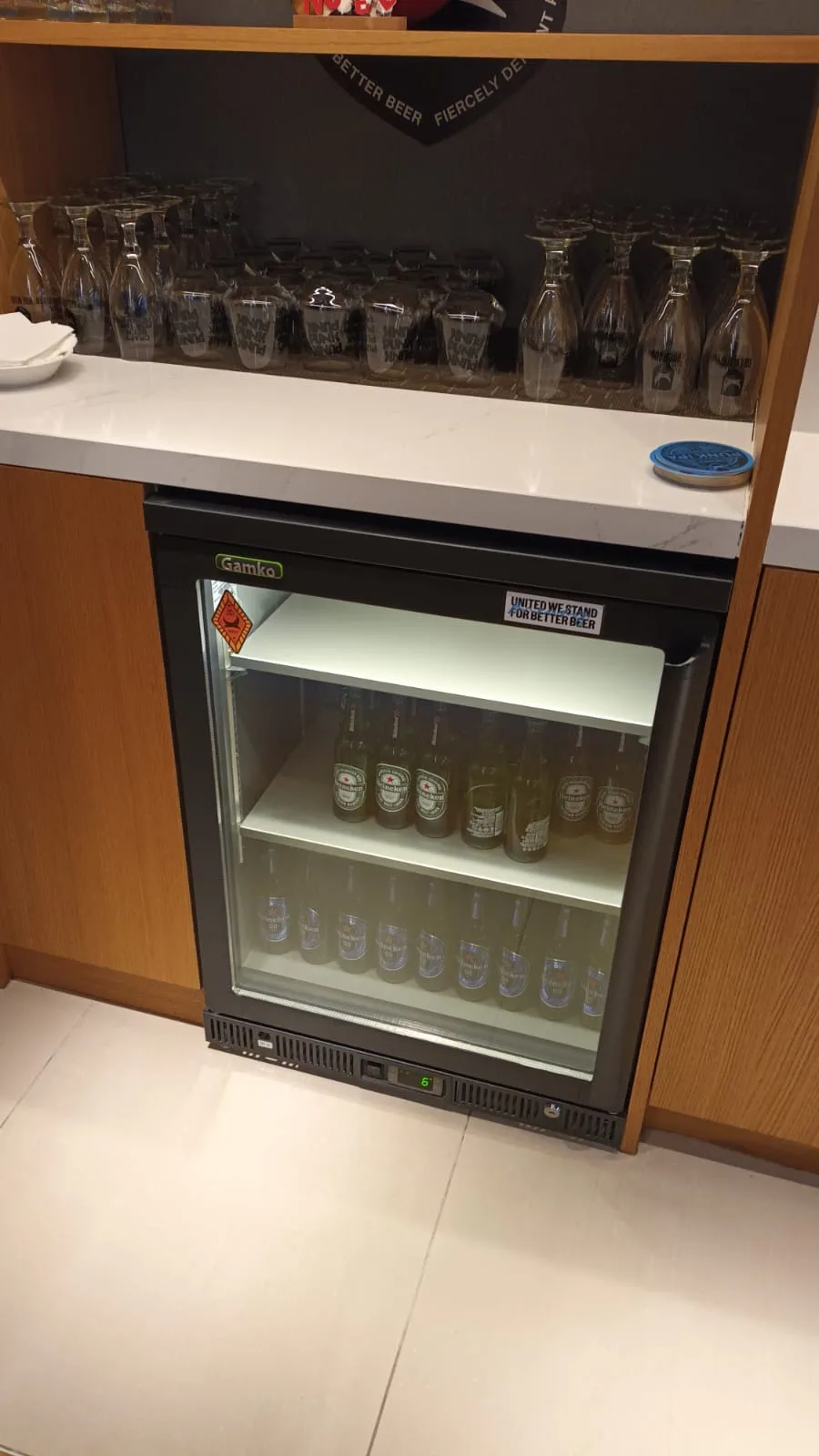 Mini-Kühlschrank mit Bierflaschen im Flughafenlounge
