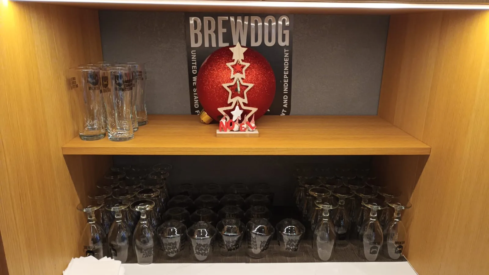 BrewDog-Banner mit Weihnachtskugel auf Holzregal