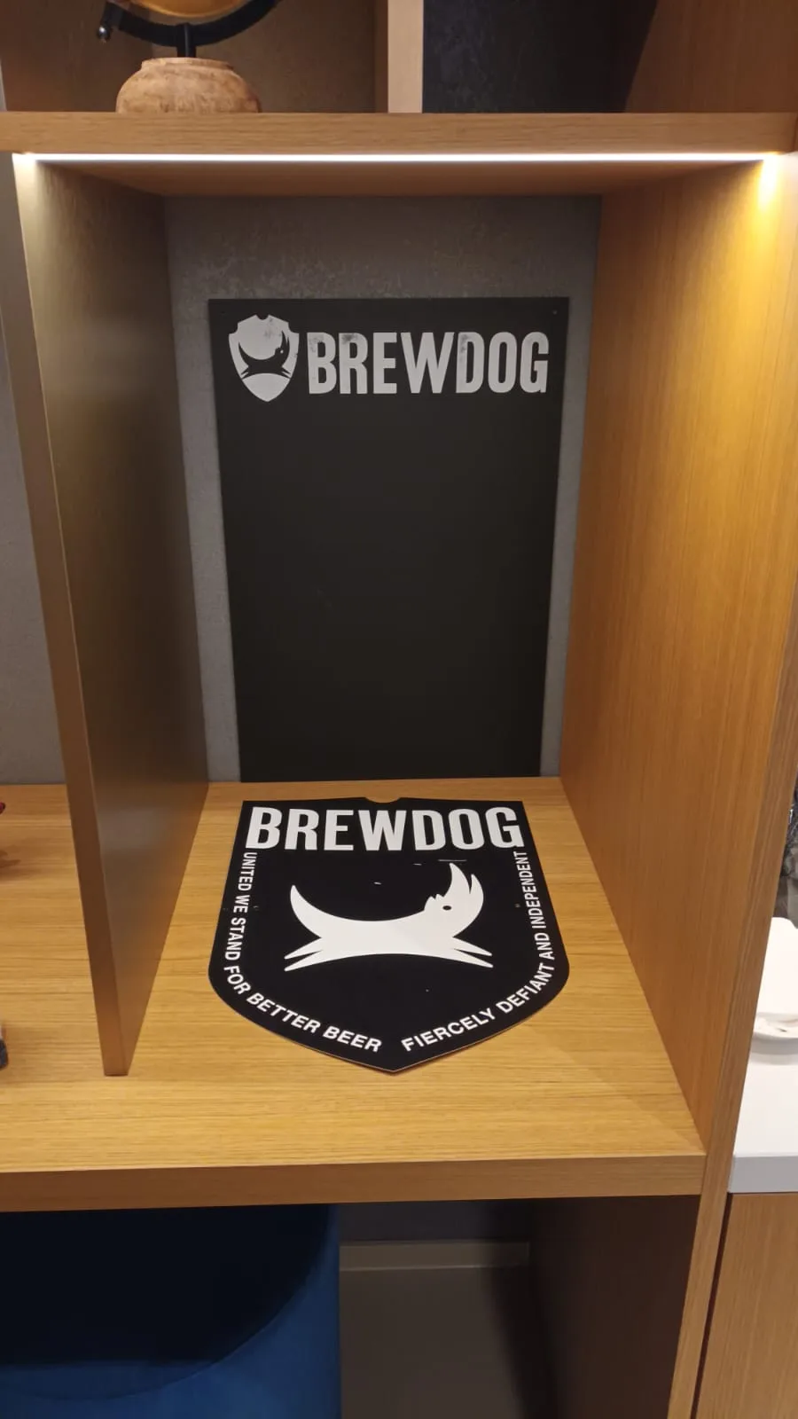 BrewDog-Logo auf Holzregal