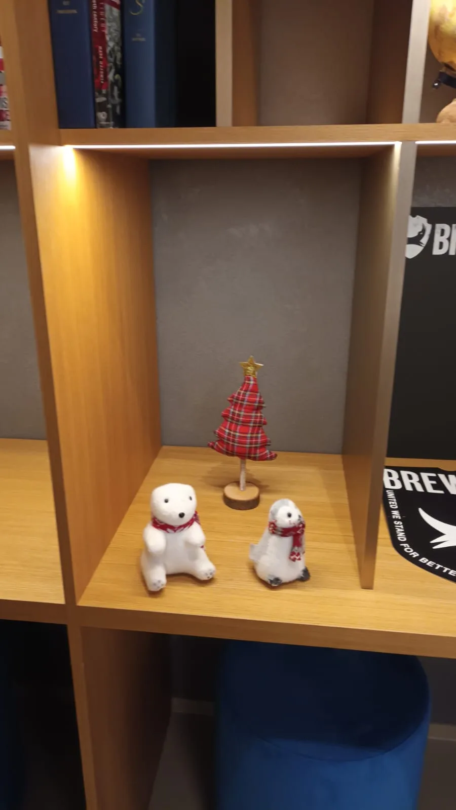Weihnachtliche Dekoration mit zwei Eisbärenfiguren und Weihnachtsbaum auf Regal