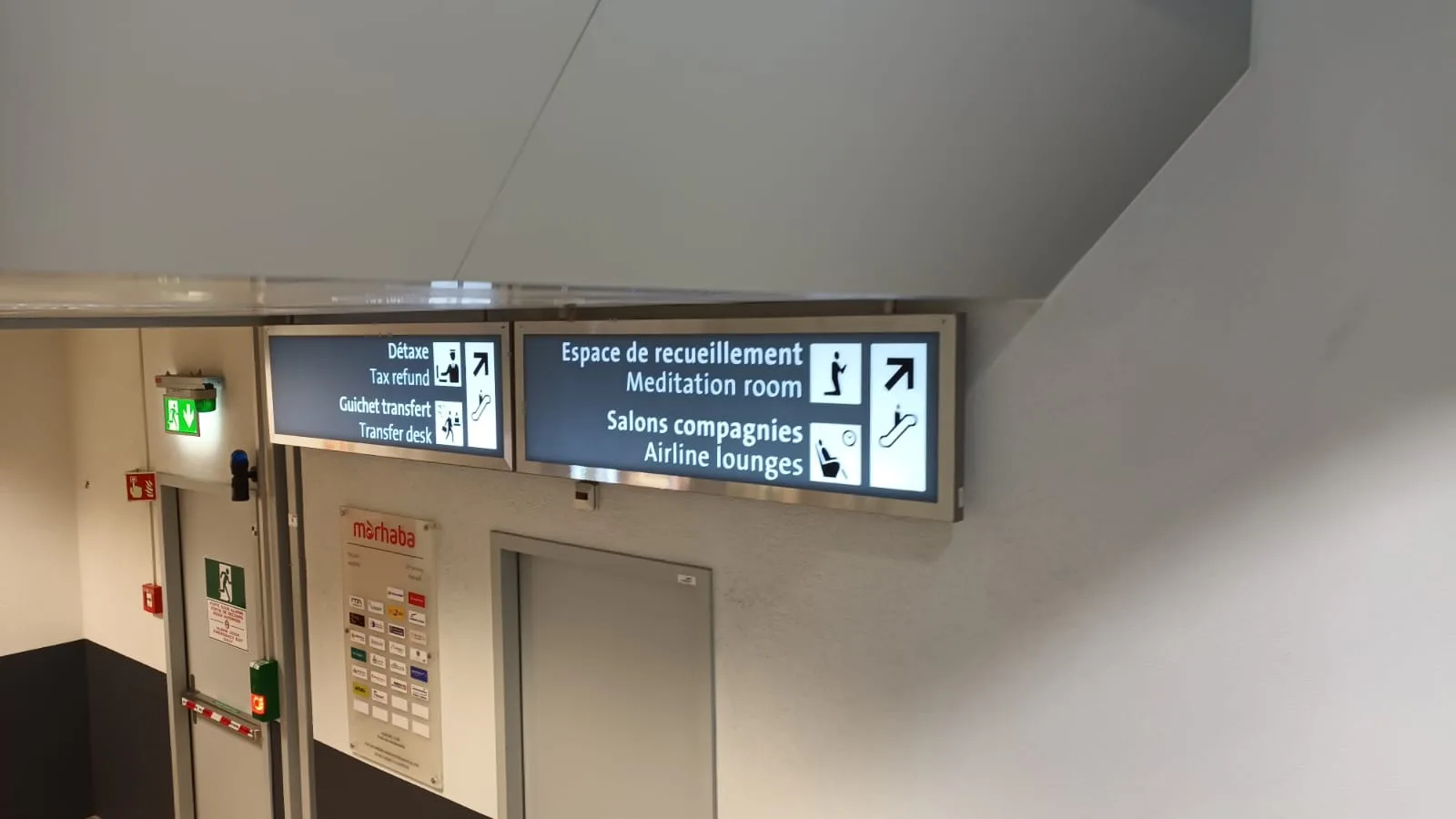 Flughafenschilder für Duty-free, Tax refund, Transfer desk und Meditation room