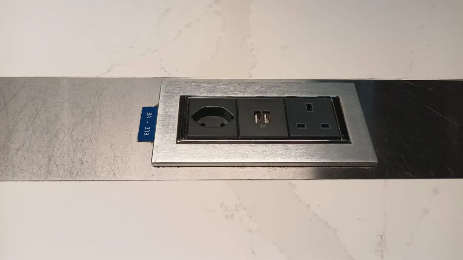 Steckdosenleiste mit USB-Anschlüssen und Steckdose eingebaut in Marmorplatte