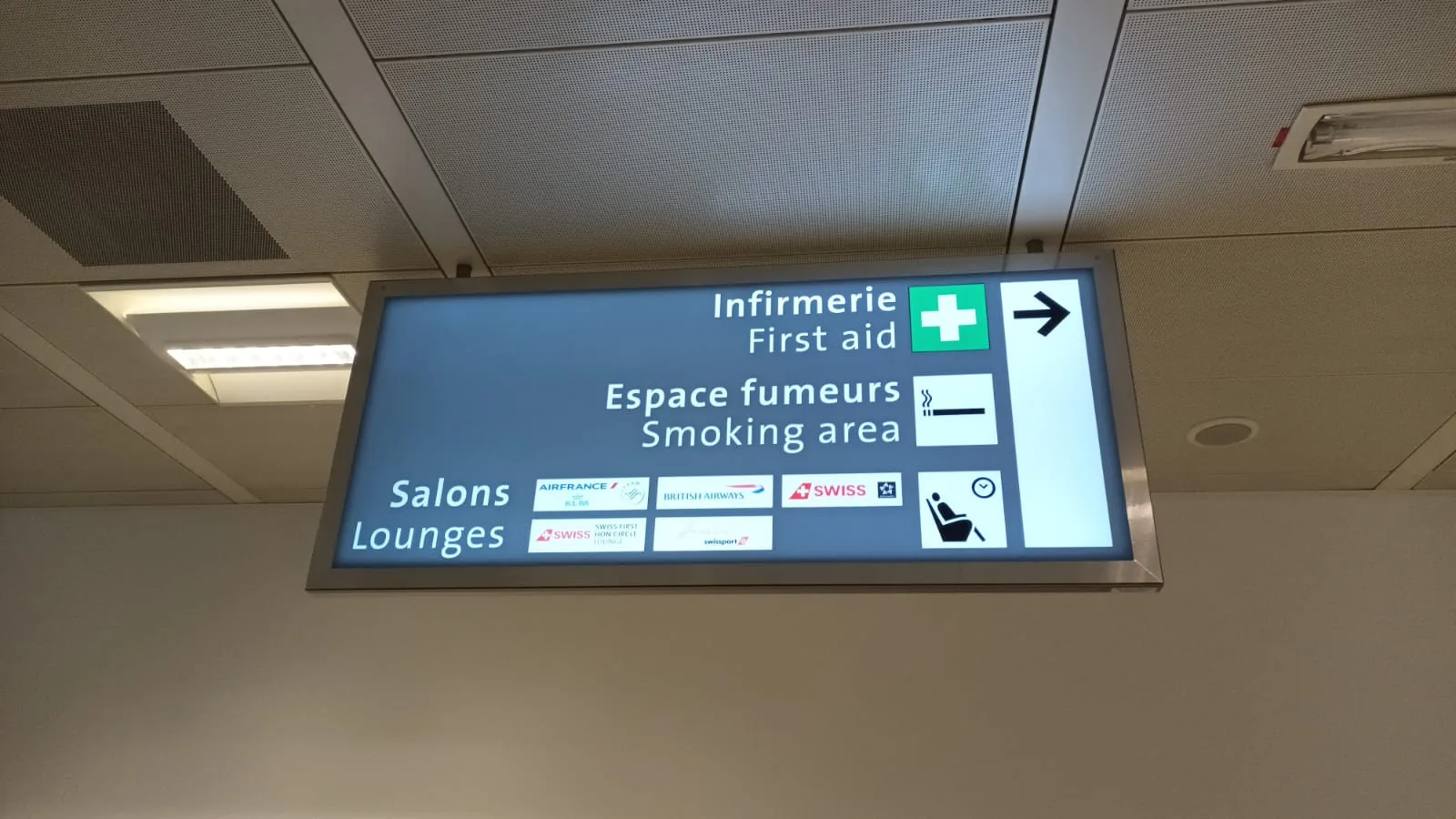 Informationsbildschirm mit Wegweiser zu Infirmerie, Raucherbereich und Lounges
