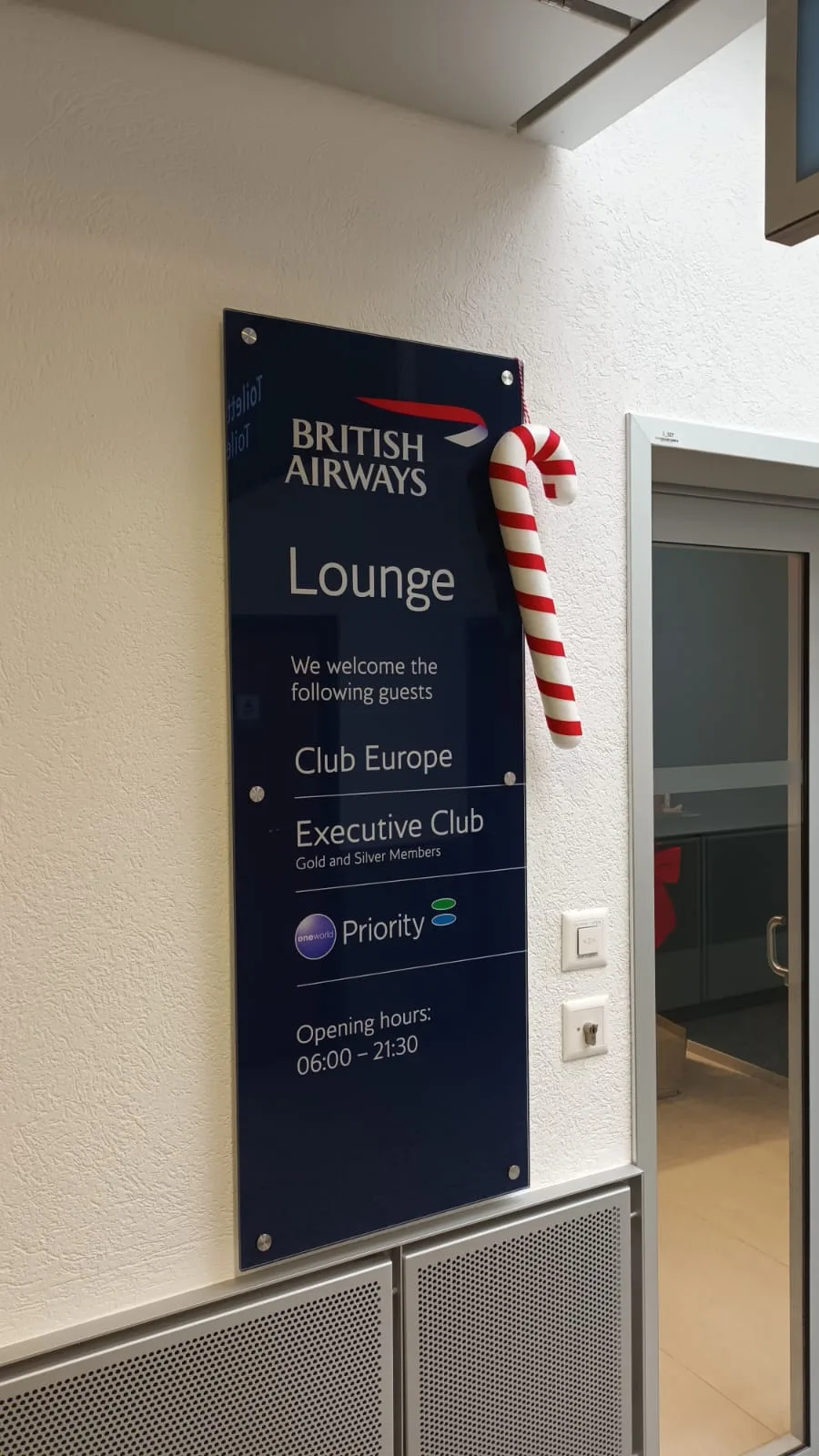 British Airways Lounge Schild mit Weihnachtszuckerstange