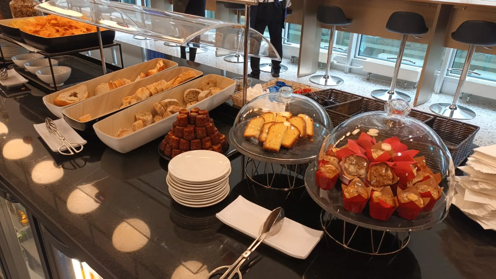 Buffet mit verschiedenen Snacks und Kuchen