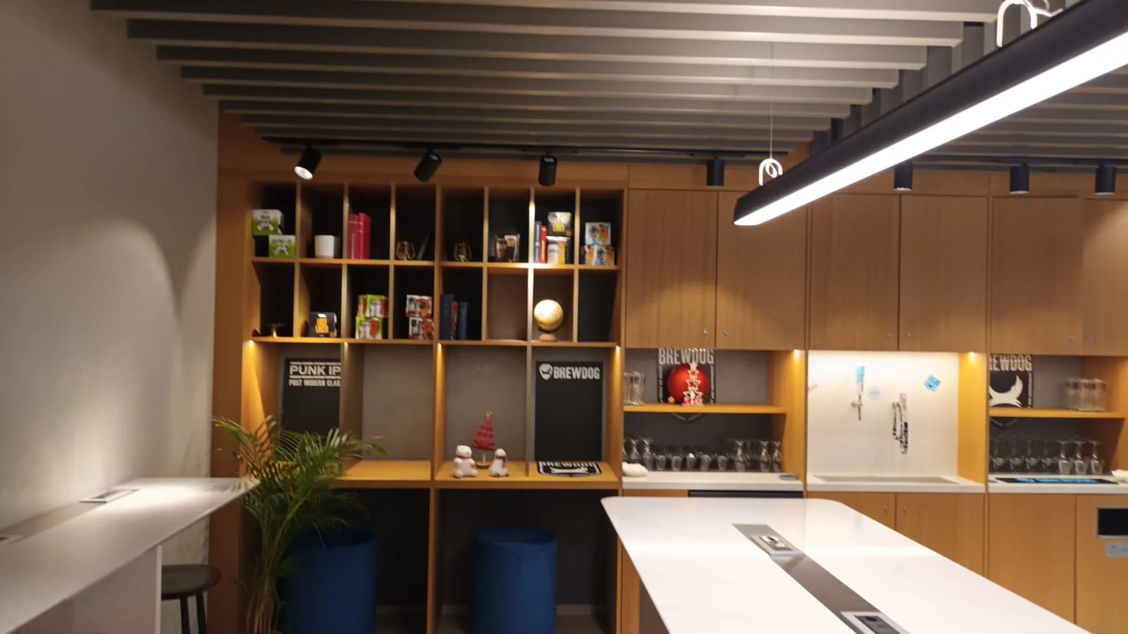 Lounge mit Regalen und Getränkeauswahl