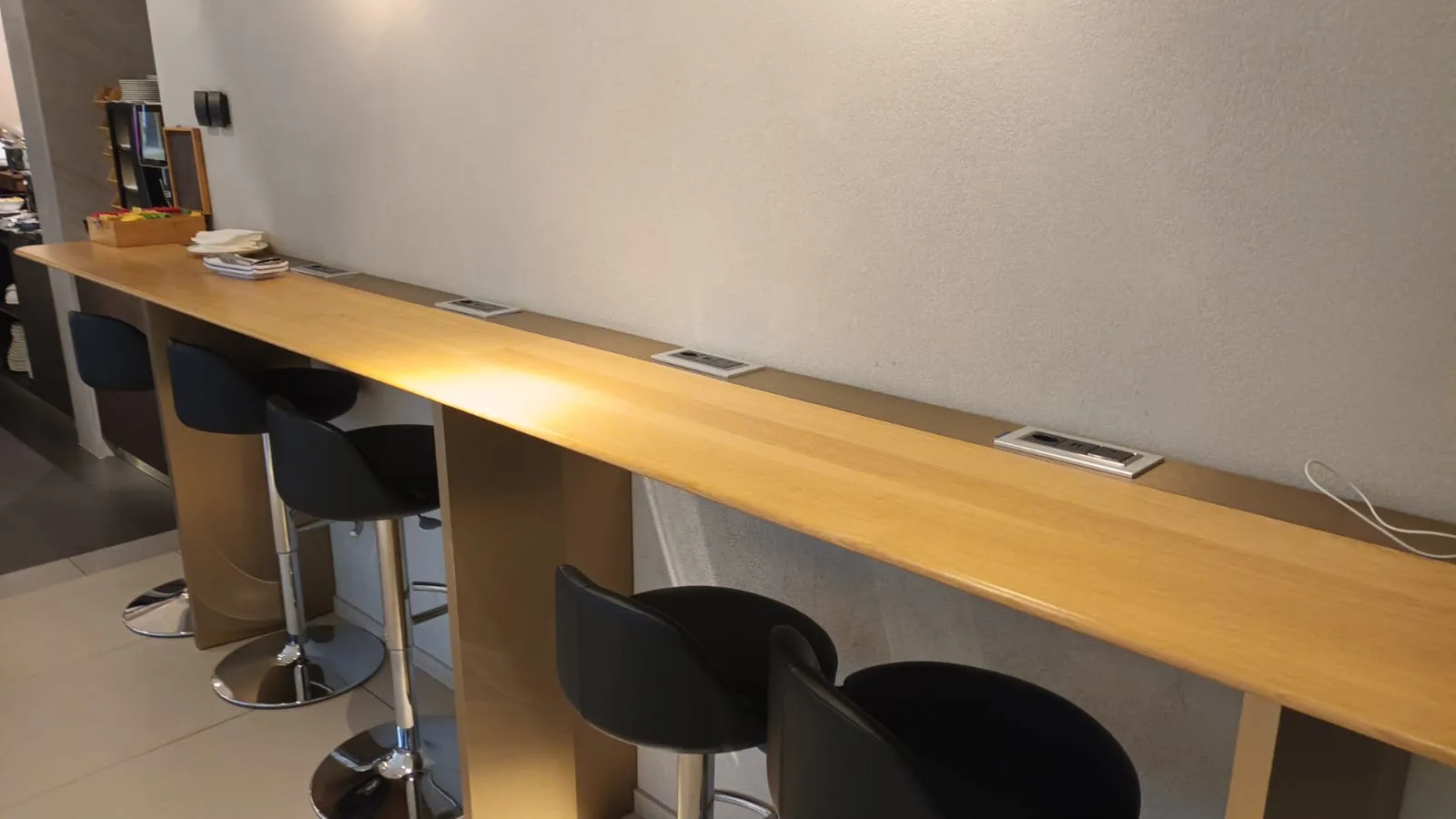 Lounge-Tisch mit Stühlen und elektronischen Geräten