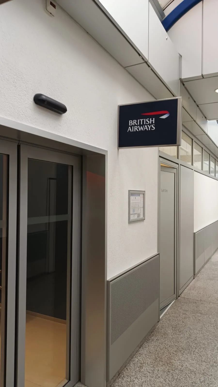 British Airways-Schild an Wand im Flughafen