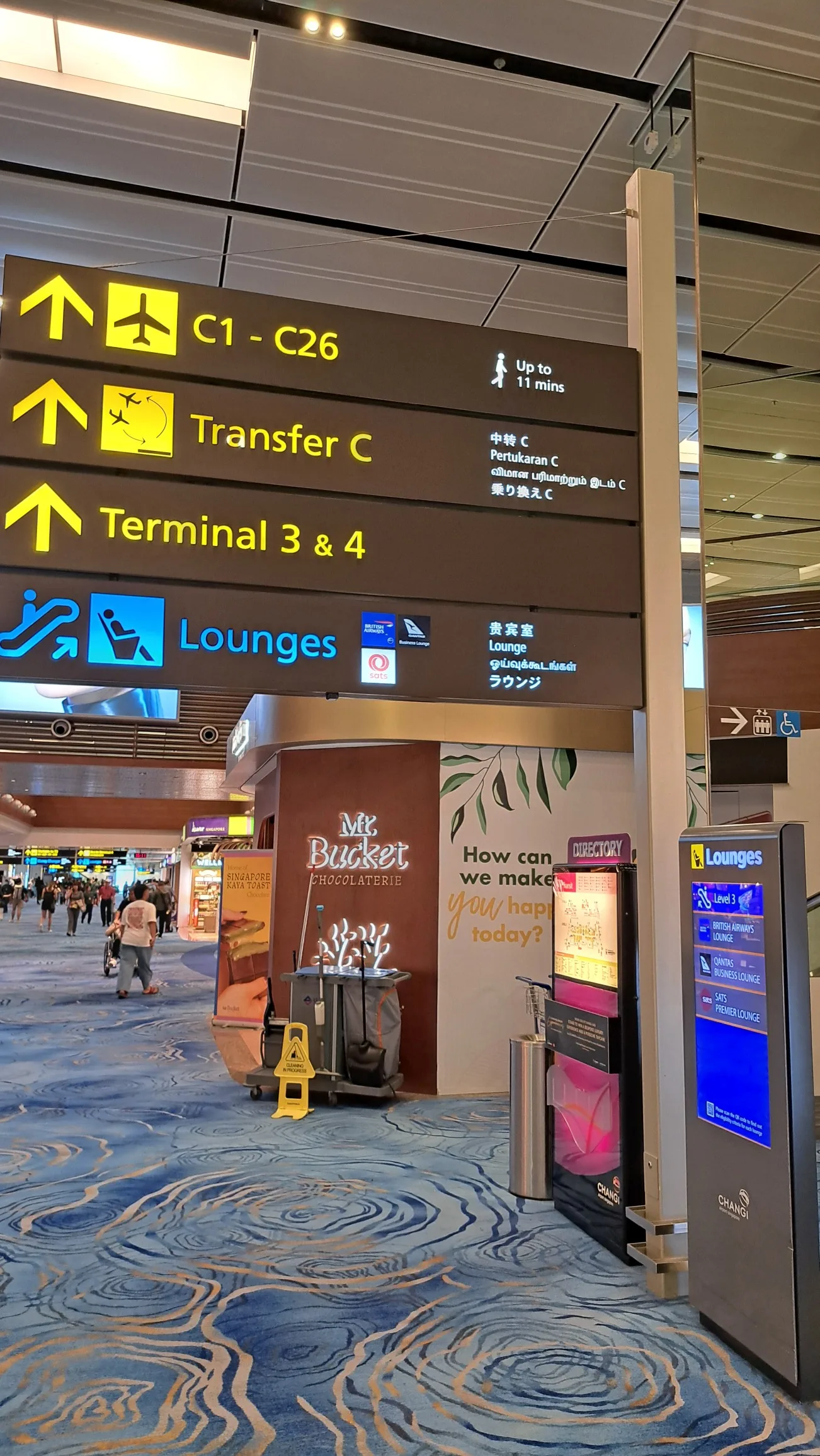 Flughafenschild mit Richtungen zu Gates C1-C26, Transfer C und Lounges
