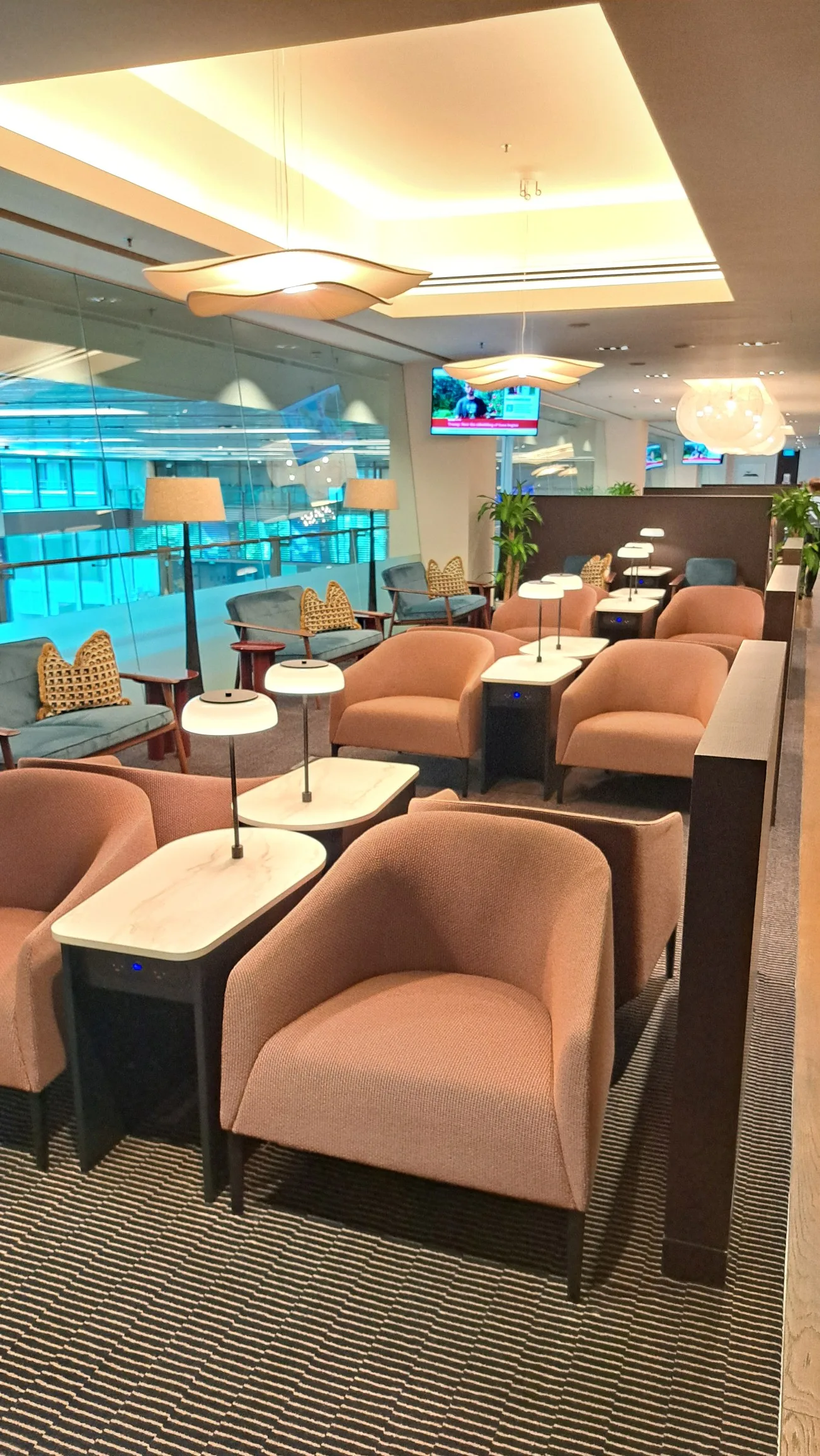 Lounge mit Sesseln und Tischen im Flughafen