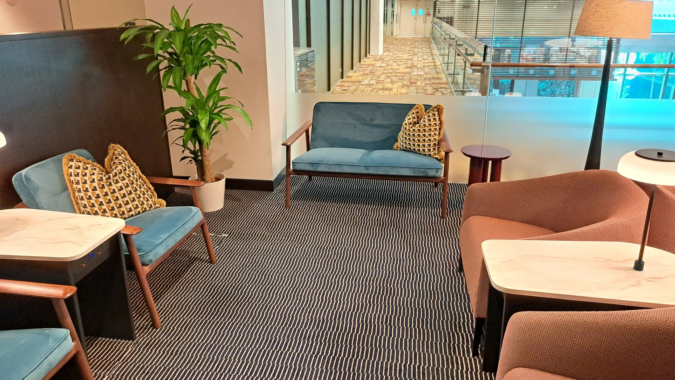 Lounge mit Sesseln und Couch im modernen Design
