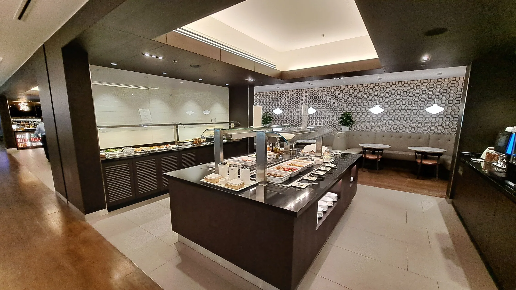 Buffet mit verschiedenen Speisen und Getränken in einem Flughafen-Lounge