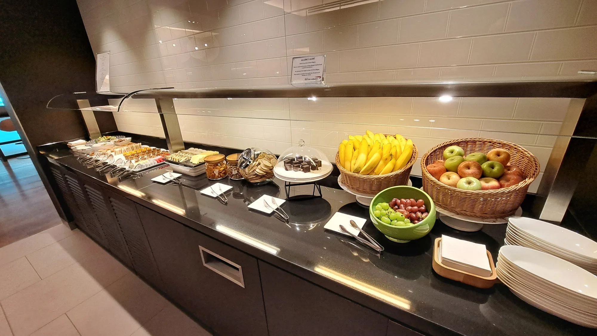 Fruchtschale mit Bananen und Äpfeln auf einem Frühstückbuffet