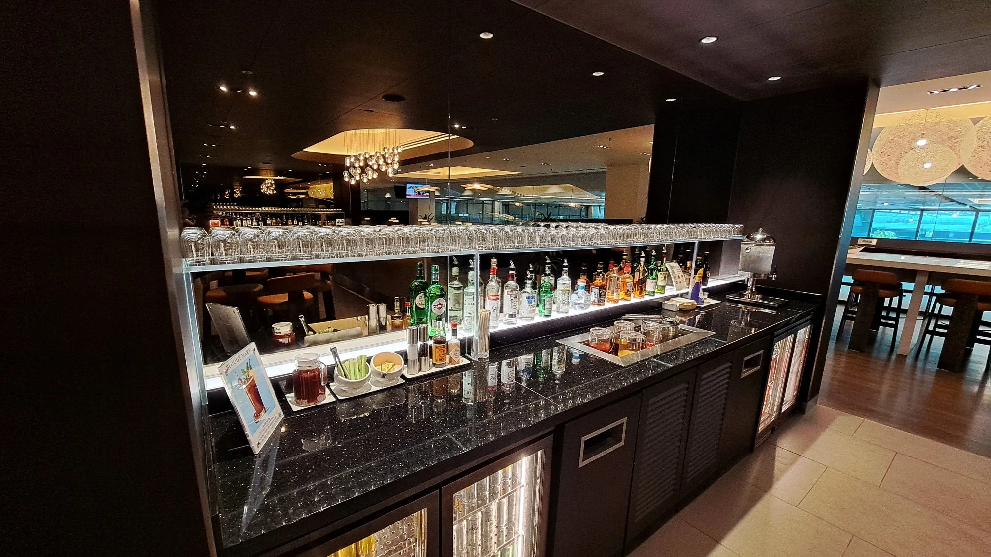 Bar mit Flaschen und Gläsern im Flughafenlounge
