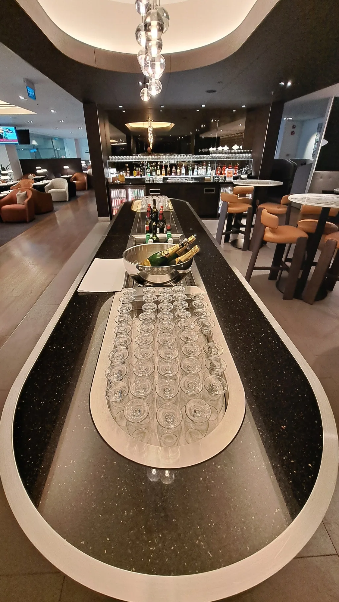 Bar mit vielen Gläsern und Flaschen im Flughafenlounge