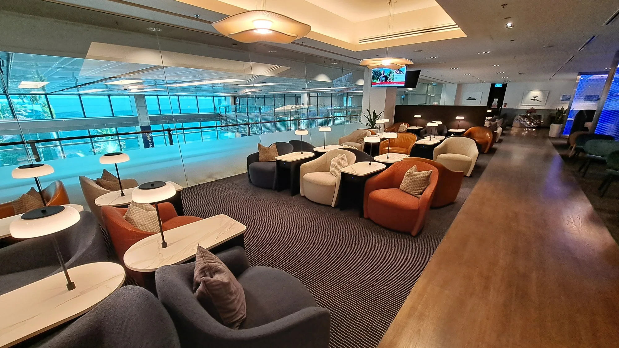 Lounge mit Sesseln und Couchen in warmen Farben