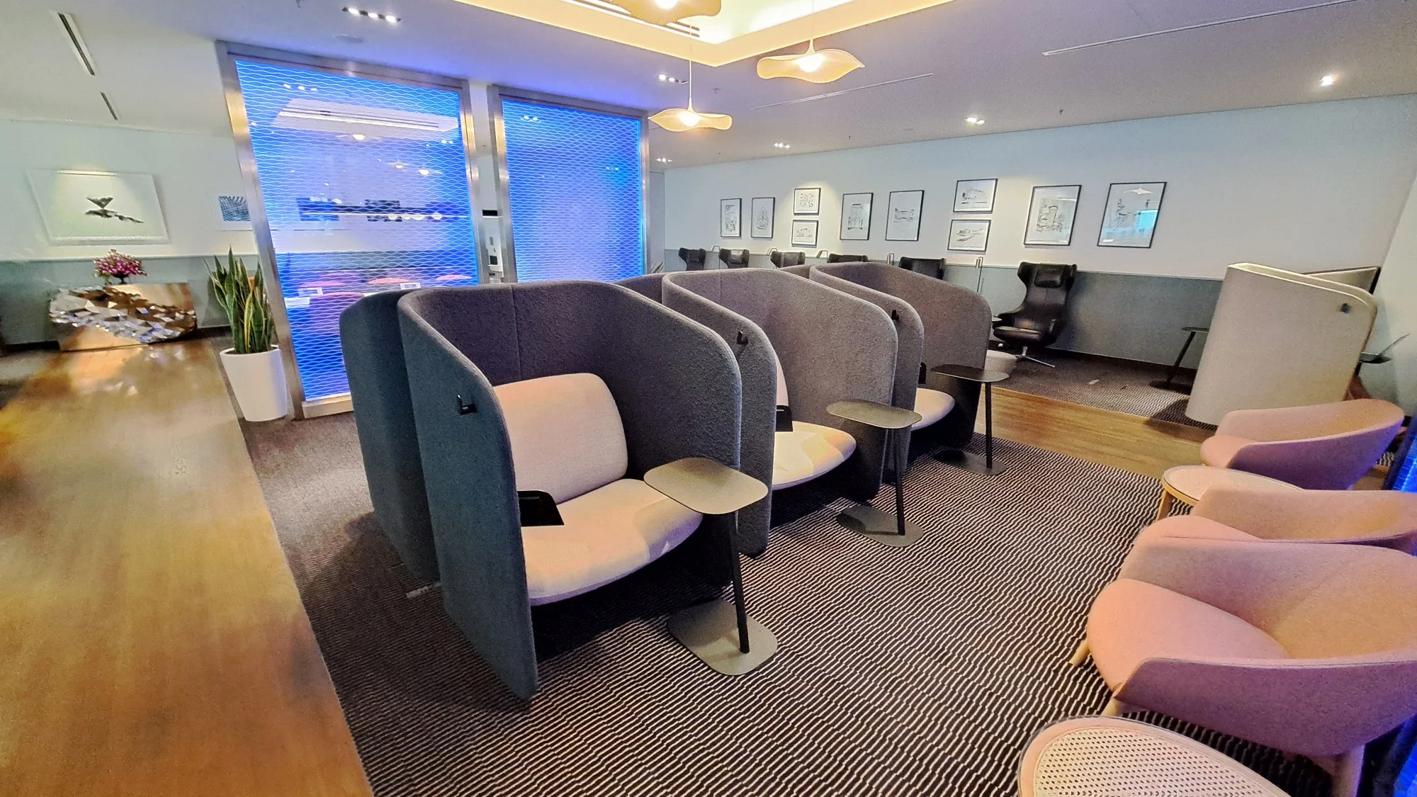 Lounge mit Sitzgelegenheiten und Kunst an der Wand