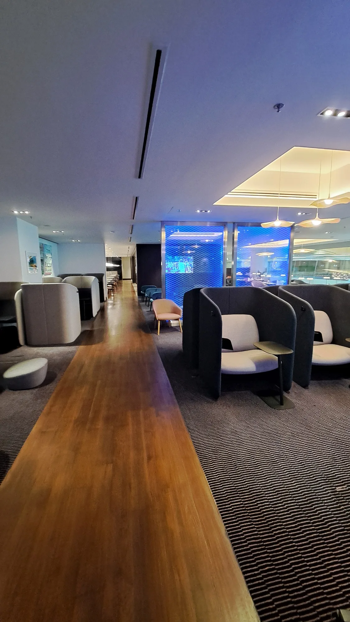 Lounge mit Sesseln und Holzboden