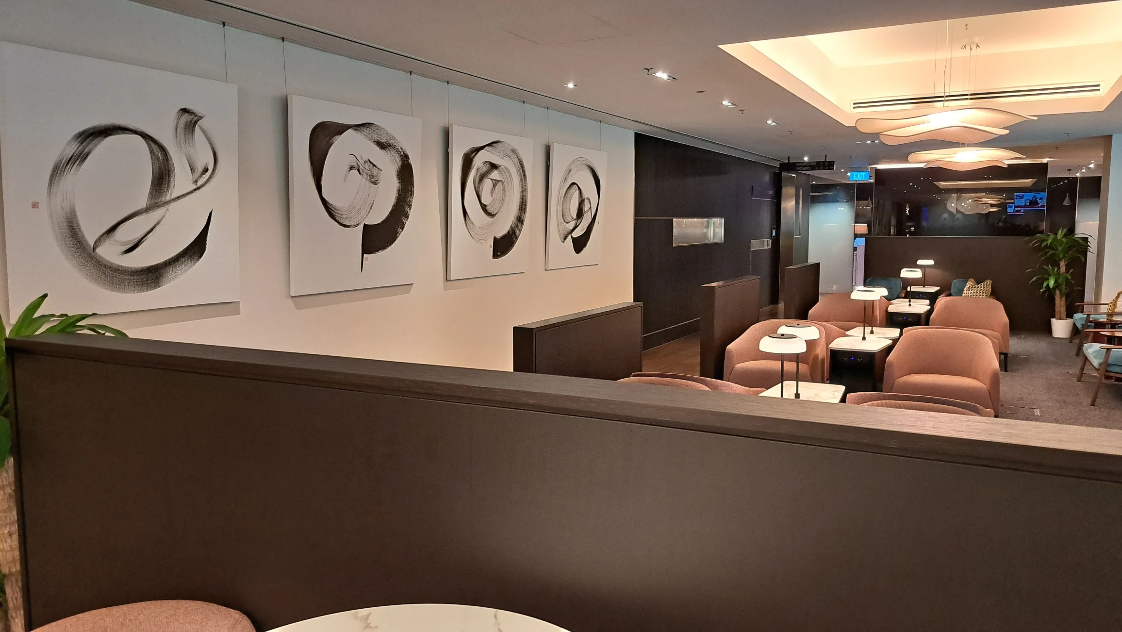 Lounge mit Kunstwerken an der Wand