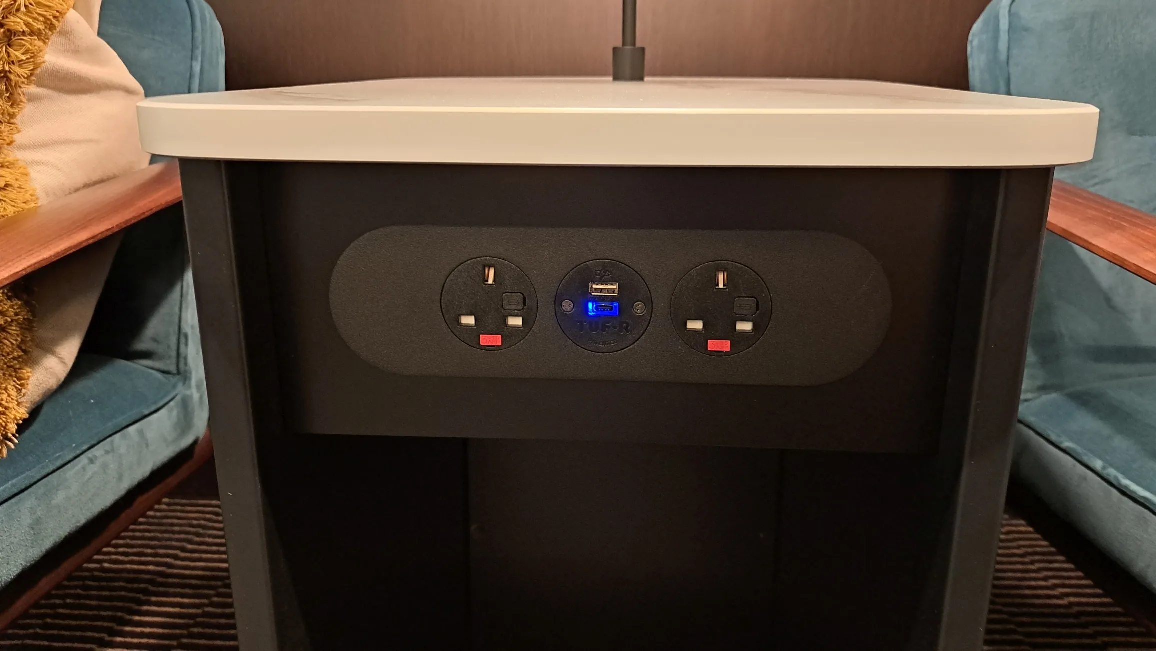 Tisch mit Steckdosen und USB-Anschluss