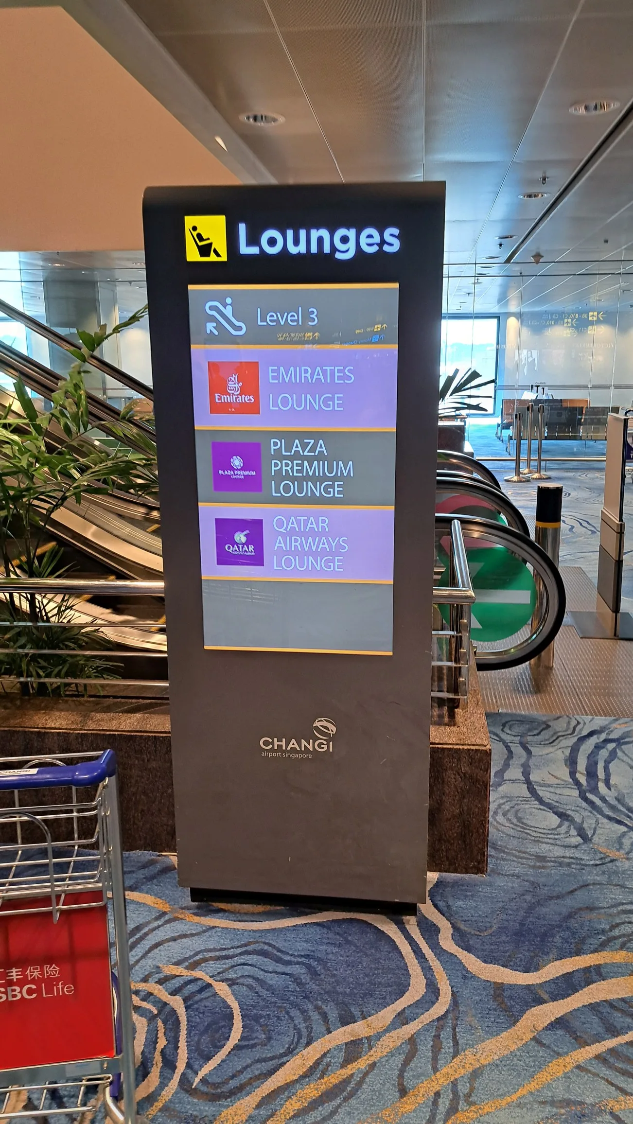 Leitschild für Lounges am Flughafen Changi mit Emirates, Plaza Premium und Qatar Airways Lounges