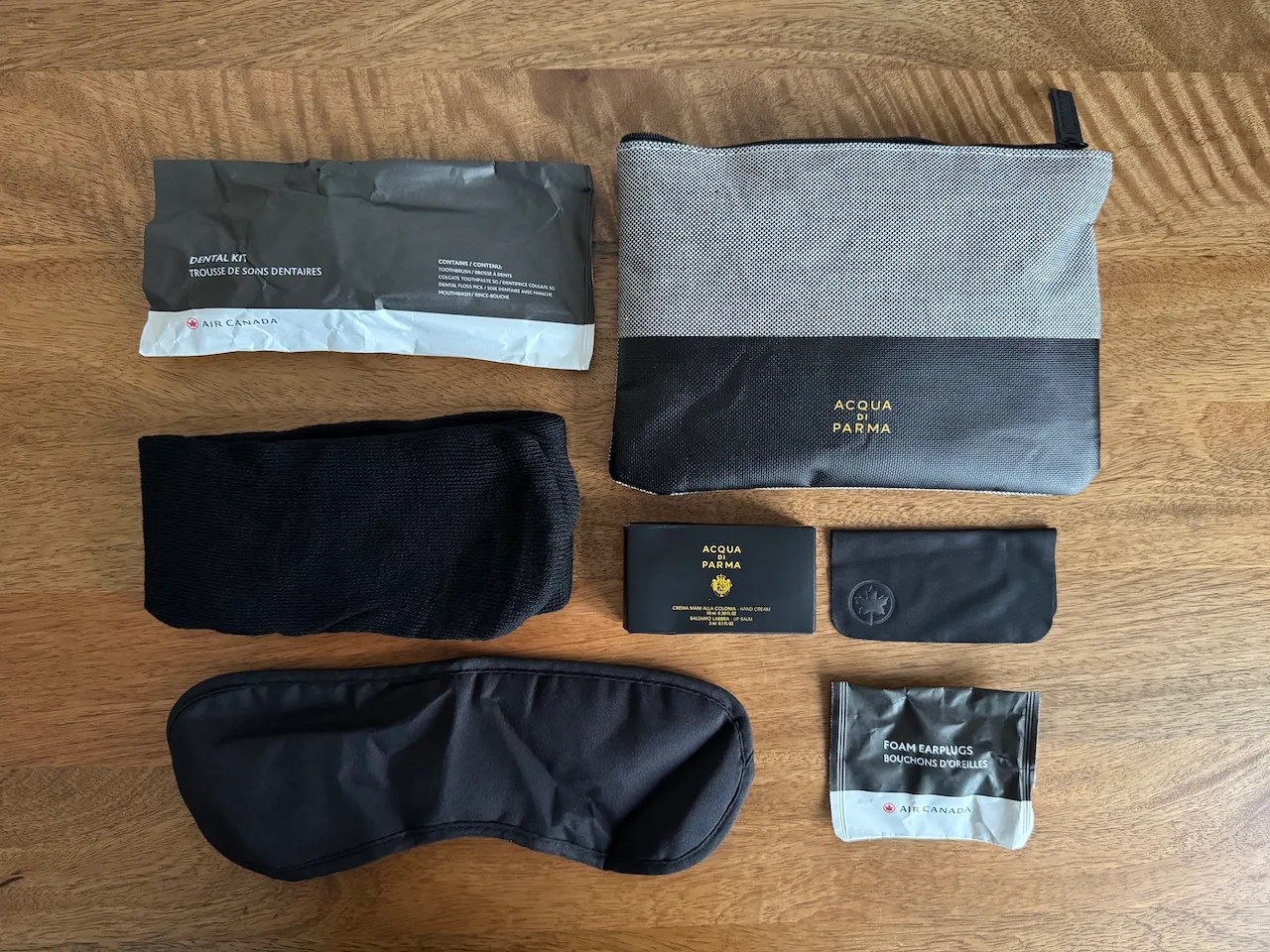 Air Canada Business Class Amenities Kit auf Holztisch ausgelegt